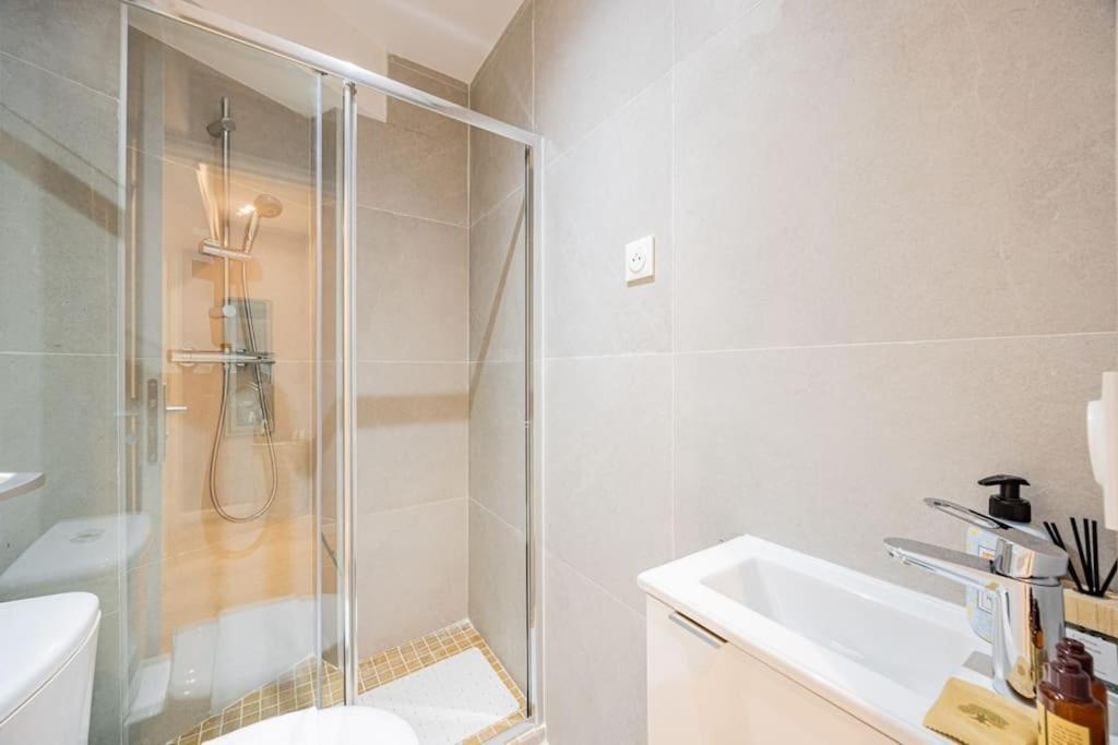 Appartement Charme Parisien 6 Personnes, 2 Chambres, 19eme Parijs